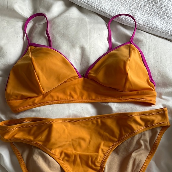 Bikini - Picture 1 of 4